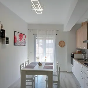 Moderno In Centro Citta , SantʼAgata di Militello Italia